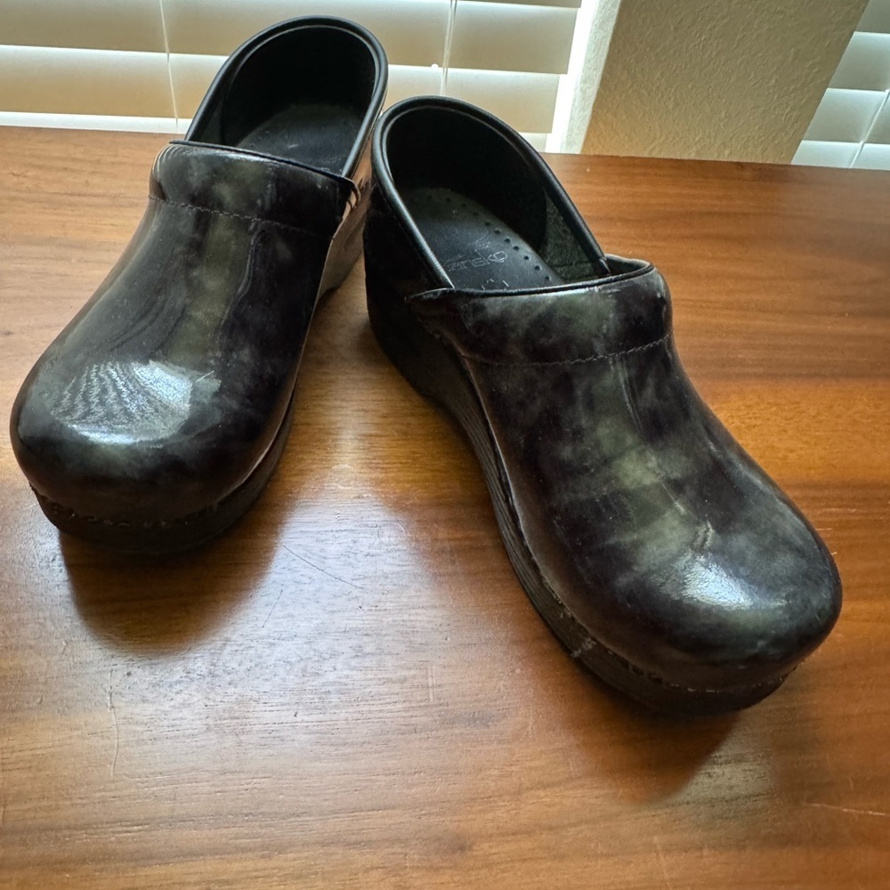 Women’s Dansko Dark blue patterned leather clogs. Women’s size 36/6